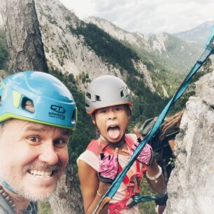 Střešní stan, tři puberťačky a Alpy. Překvapivě dobrá kombinace