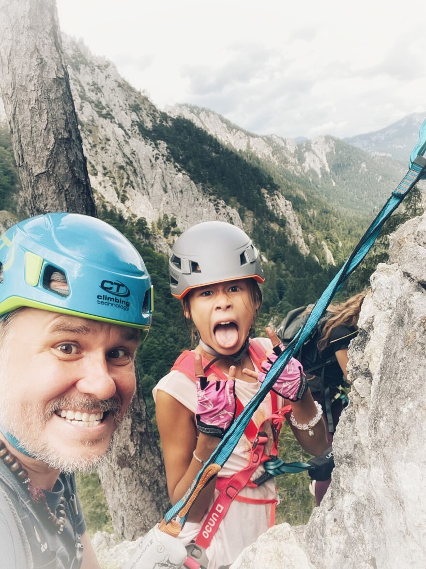 Střešní stan, tři puberťačky a Alpy. Překvapivě dobrá kombinace