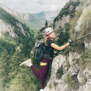Střešní stan, tři puberťačky a Alpy. Překvapivě dobrá kombinace
