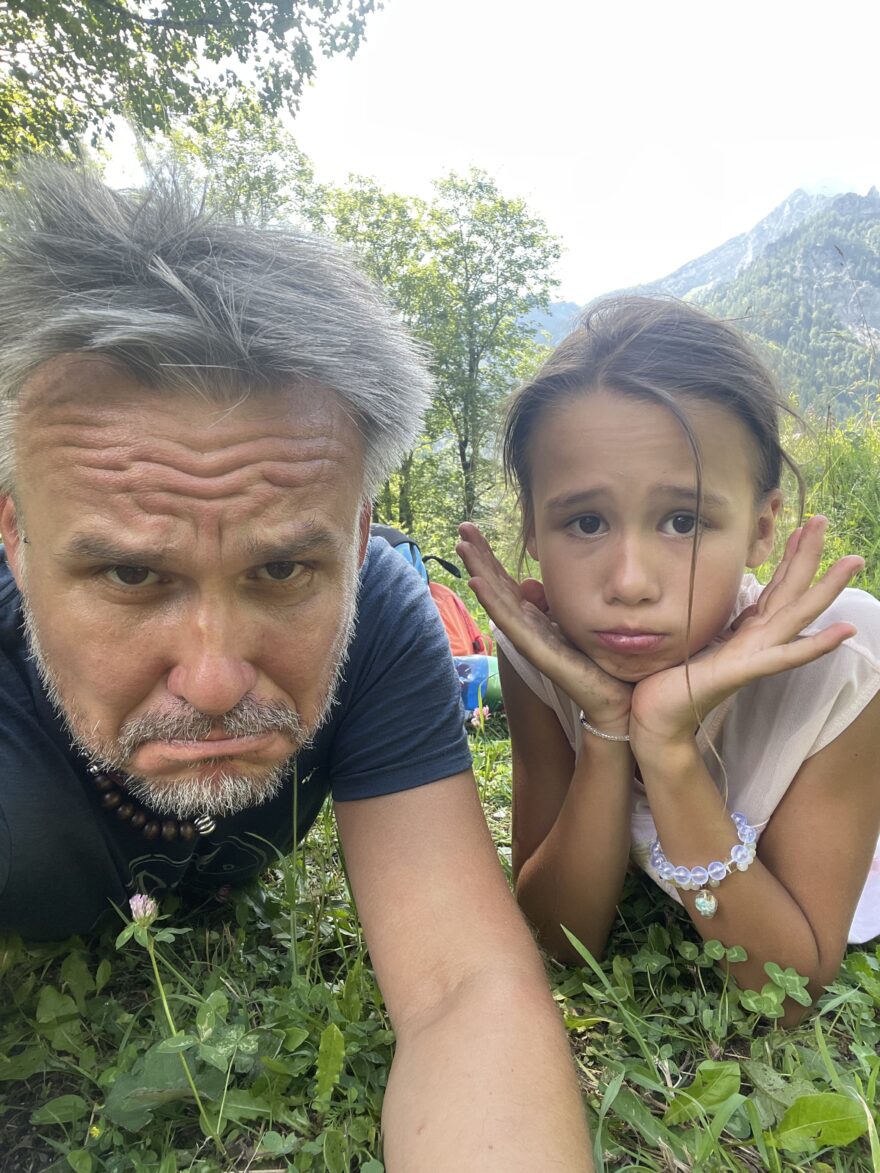 Střešní stan, tři puberťačky a Alpy. Překvapivě dobrá kombinace