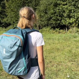Částečně plný Cotopaxi Allpa 35, vpravo je vidět kapsa na láhev