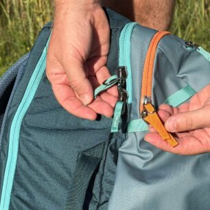 Detail hlavních vstupních zipů do komor batohu Cotopaxi Allpa 35