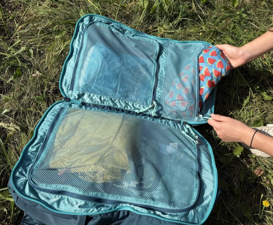 Do menší ploché kapsy se v pohodě vleze i relativně plná kosmetická taška - Cotopaxi Allpa 35