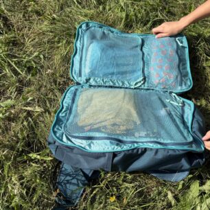 Hlavní část batohu Cotopaxi Allpa 35 je rozdělena do tří komor, u zad je celoobjemová, zatímco na druhé straně je vpravo menší plochá kapsa a vlevo obousměrný zip, pod nímž je o