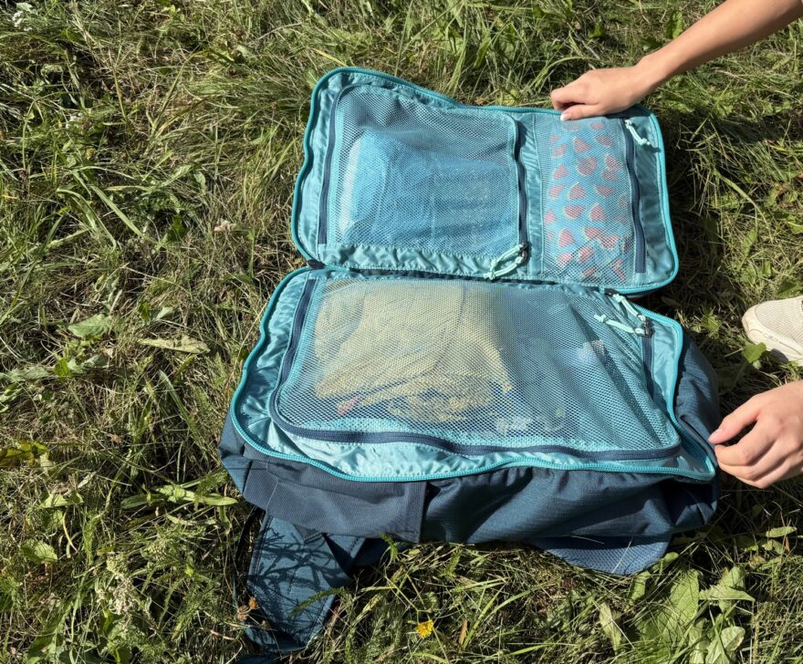 Hlavní část batohu Cotopaxi Allpa 35 je rozdělena do tří komor, u zad je celoobjemová, zatímco na druhé straně je vpravo menší plochá kapsa a vlevo obousměrný zip, pod nímž je o