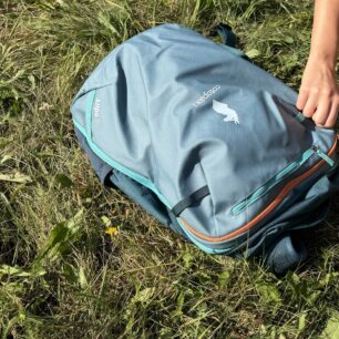 Oranžový zip na rozepínání přední komory - Cotopaxi Allpa 35