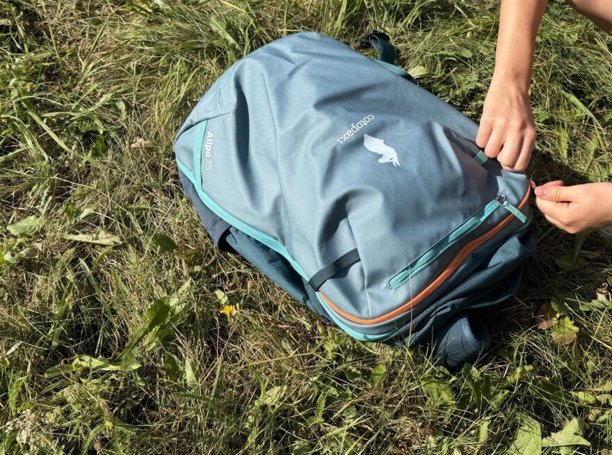 Oranžový zip na rozepínání přední komory - Cotopaxi Allpa 35
