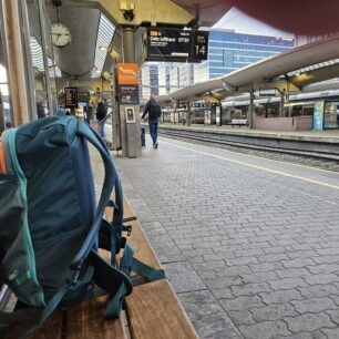 Plný Cotopaxi Allpa 35 v Oslo při čekání na rychlovlak na letiště