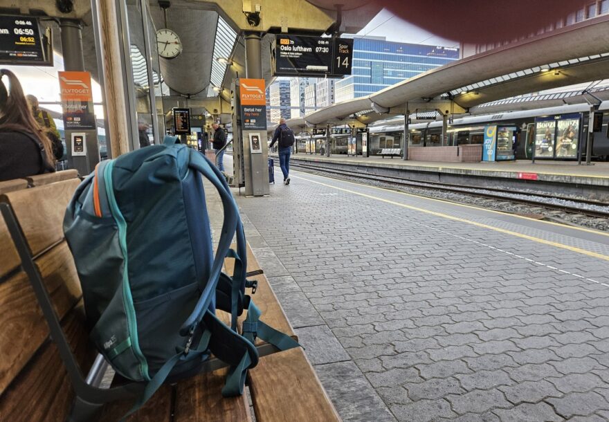 Plný Cotopaxi Allpa 35 v Oslo při čekání na rychlovlak na letiště