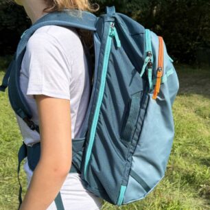 Pohled z boku – zleva vstup do polstrované kapsy na počítač, druhý uzamykatelný zip je vstup ke hlavním komorám, oranžový zip kryje poloviční komoru