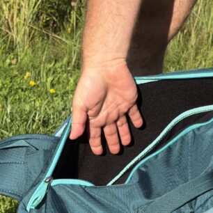Polstrování prostoru pro počítač je z obou stran – Cotopaxi Allpa 35