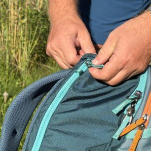 Zip kryjící vypolstrovaný prostor pro notebook a papíry má pojistné oko zabraňující náhodnému nebo rychlému otevření
