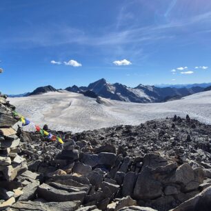 Pohled z Dahmannspitze (3.397 m) nad chatou