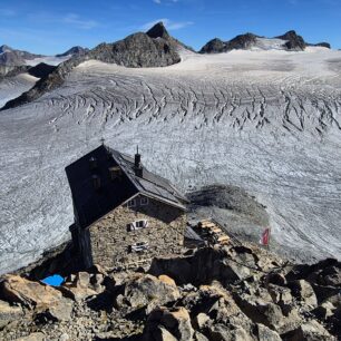 Pohled na chatu Brandenburger Haus (3.277 m) a rozlehlá ledovcová pole kolem ní…