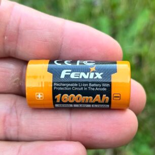 Akumulátor je příjemně malý a lehký a disponuje kapacitou 1600 mAh