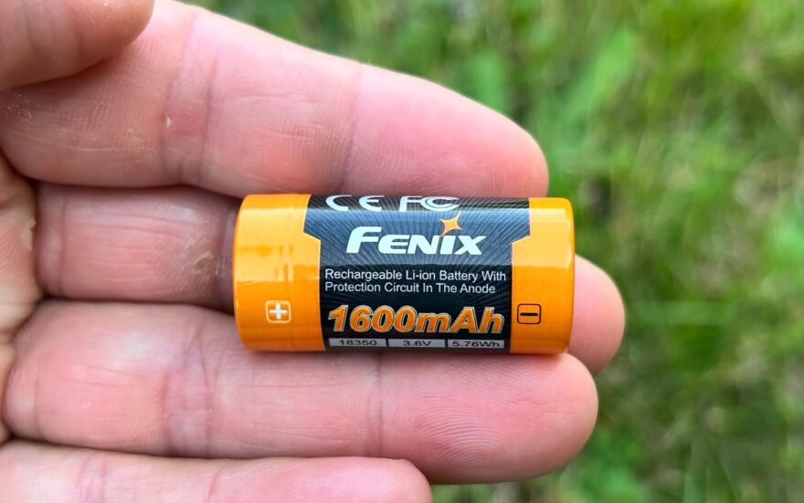 Akumulátor je příjemně malý a lehký a disponuje kapacitou 1600 mAh