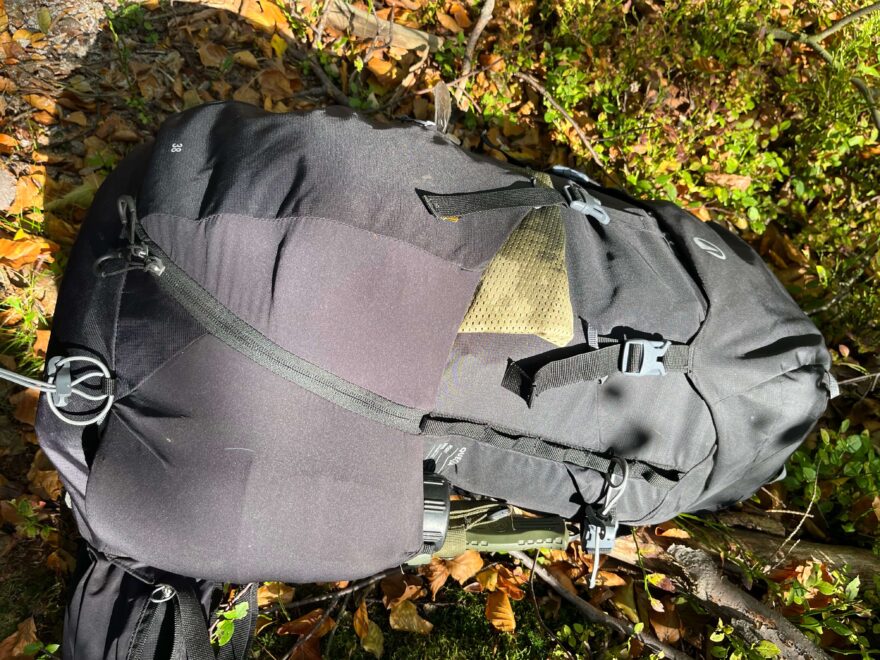 Na pravém boku batohu je objemná, přitom však stahovací, kapsa na vše od láhev na vodu až po lehkou karimatku