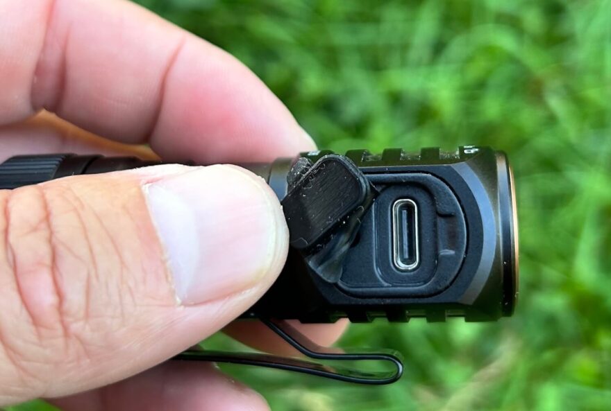 Nabíjení probíhá pomocí konektoru USB-C
