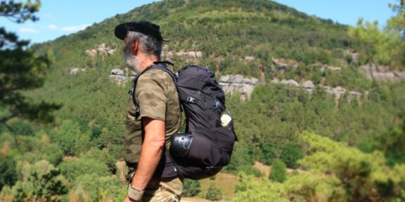 RECENZE: TŘÍDENKA QUECHUA MT 500 – POHODLÍ A VÝBAVA, KTERÁ SE BLÍŽÍ DRAŽŠÍ KONKURENCI NA TŘÍDENNÍ A DELŠÍ TÚRY.