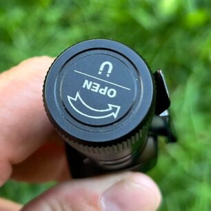 Šroubovací uzávěr pro vložení akumulátoru je zároveň magnetický