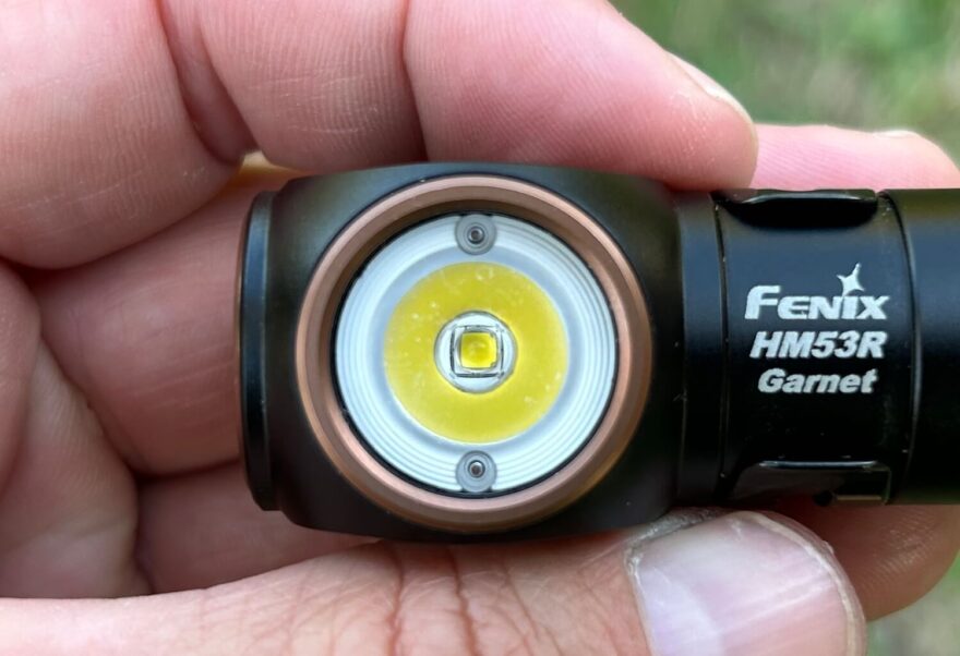 V reflektoru jasně vidíme středovou LED pro bílé a dvě LED při okrajích pro červené světlo