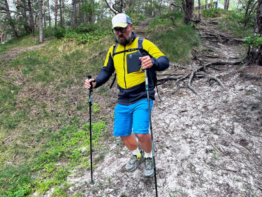 Písčitý terén a kořeny během testování na polském Helu - SALEWA PEDROC 2 MAX M