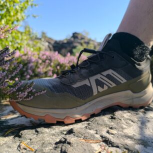 Design bot QUECHUA MH500 LIGHT FASTER prostě ladí i s vřesem a přírodou jako celkem