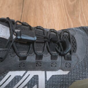Detail gumičky pro fixaci tkaniček - QUECHUA MH500 LIGHT FASTER