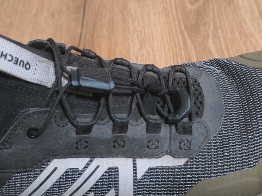 Detail gumičky pro fixaci tkaniček - QUECHUA MH500 LIGHT FASTER