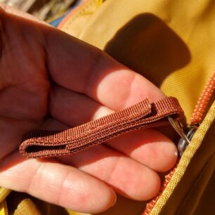 Detail táhla hlavního zipu na tašce Cotopaxi Allpa 55