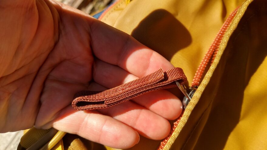 Detail táhla hlavního zipu na tašce Cotopaxi Allpa 55