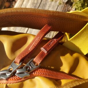 Masivní zip a dlouhá táhla jsou skvělá - Cotopaxi Allpa 55