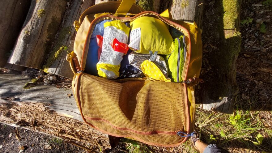 Pod víkem se nachází velká síťovaná kapsa pro uložení drobných věcí - Cotopaxi Allpa 55