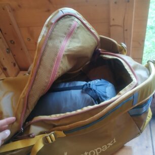Táborová taška Cotopaxi Allpa 55na jedničku - vybavení v suchu a přehledně na jednom místě