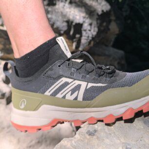 Dřevo, kámen, bahna. Model QUECHUA MH500 LIGHT FASTER se zakousne a drží