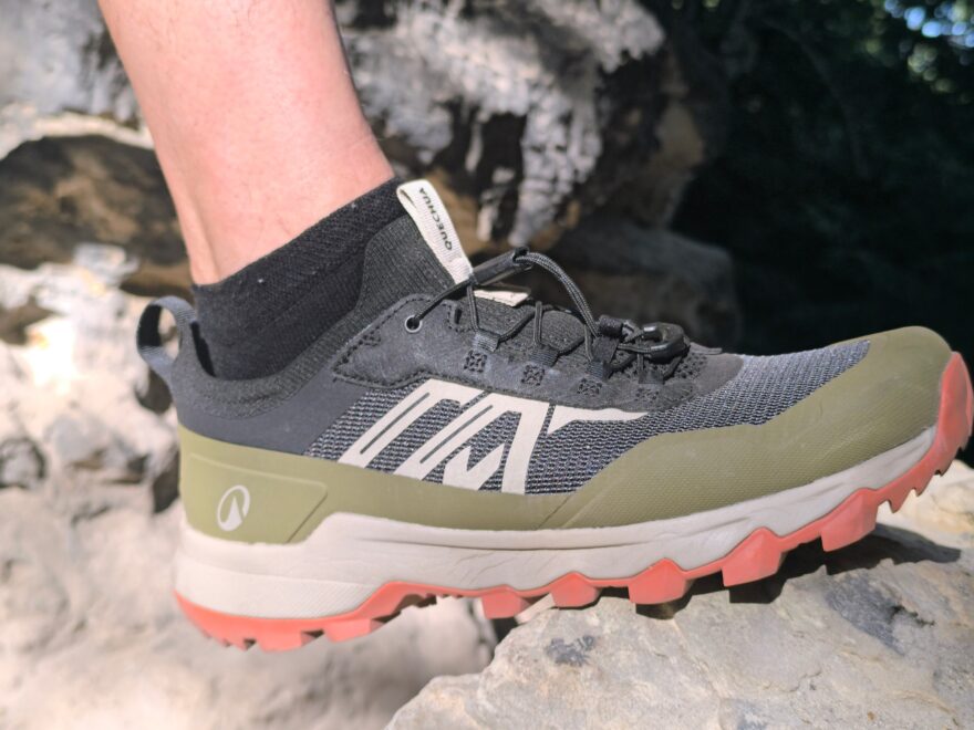 Dřevo, kámen, bahna. Model QUECHUA MH500 LIGHT FASTER se zakousne a drží
