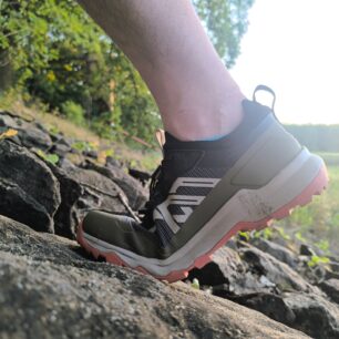 Neomezený pohyb v botách QUECHUA MH500 LIGHT FASTER