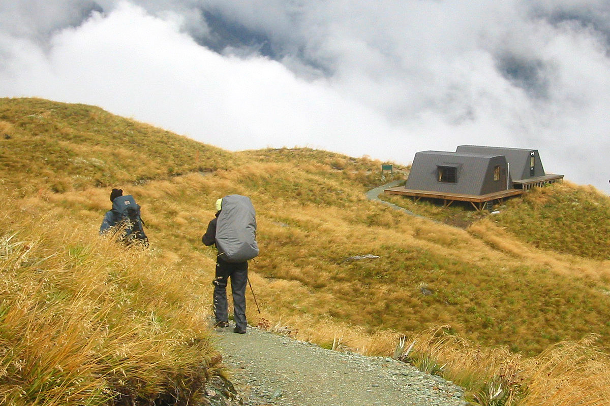 nouzový přístřešek, Routeburn trek, Nový Zéland. Foto: Nomadtales