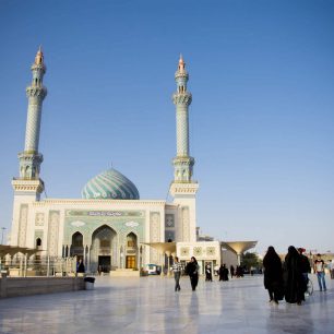 Nádvoří mešity Fátimy Ma'súmy, Qom, Írán
