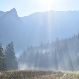 Ranní slunce v Dolině Malej Laki.
