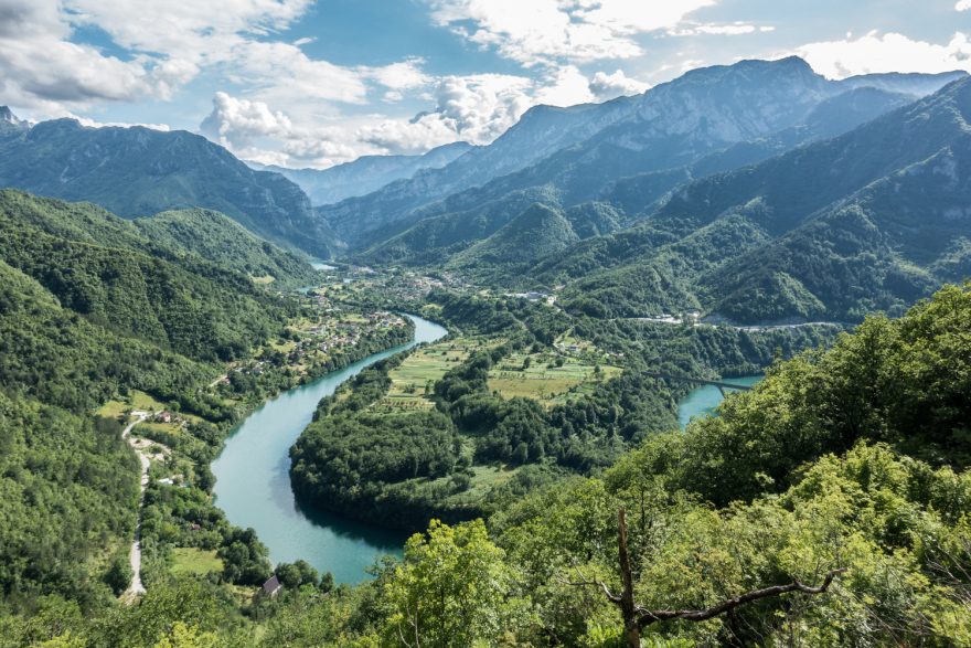 Kaňon řeky Neretva poblíž města Jablanica, Bosna a Hercegovina.