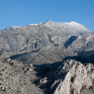 Vrcholové partie Biokova tvoří několik kilometrů široká náhorní plošina charakteristická závrty, škrapy a dalšími krasovými útvary. Z vápencového plata se zvedají hlavní vrcholy včetně nejvyššího bodu pohoří a druhé nejvyšší hory Chorvatska – Sveti Jure (