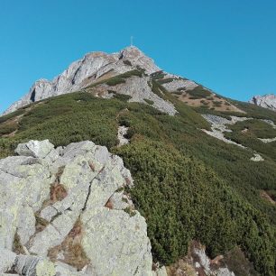 Vrchol Giewontu v dáli.