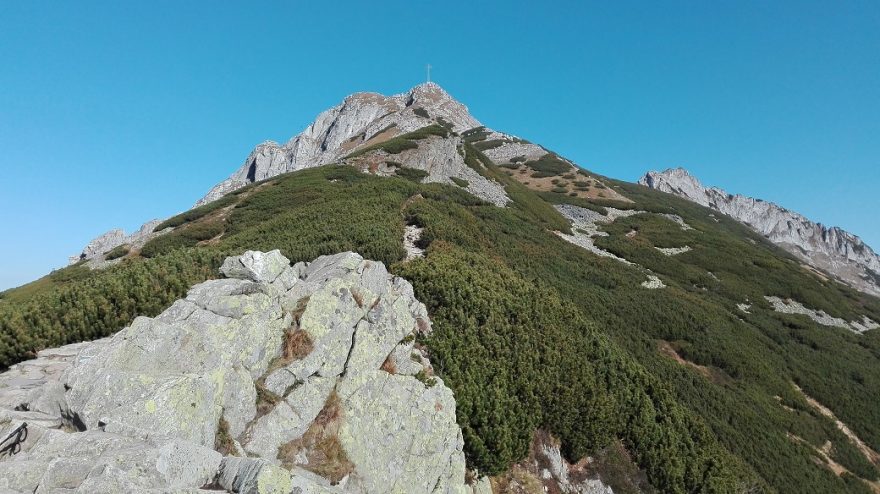 Vrchol Giewontu v dáli.