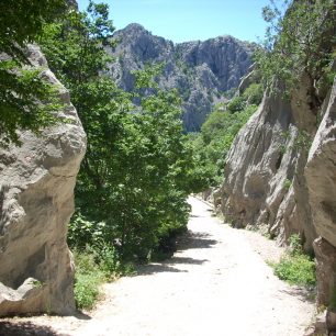 Národní park Paklenica se nachází v jihovýchodní části Velebitu nedaleko Zadaru. Tento chorvatský klenot je svou scenérií jedinečný, čehož si všimli i filmaři. V paklenických soutěskách se proháněl například samotný náčelník apačů Vinnetou. 