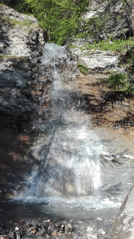 Vodopád na cestě do sedla.