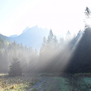 Ranní slunce na dolině.