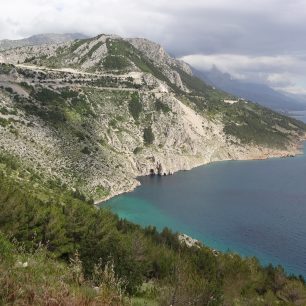 Pohoří, jehož paty se koupou ve vlnách Jadranu a jehož vrcholky sahají až do oblak. Tak se dá popsat působivý vápencový masiv tyčící se nad vyhlášenou Makarskou riviérou ve střední Dalmácii – pohoří Biokovo.