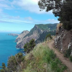 Stezka vysoko nad oceánem.