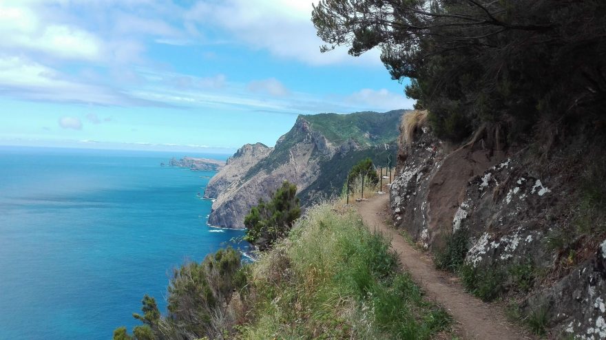 Stezka vysoko nad oceánem.